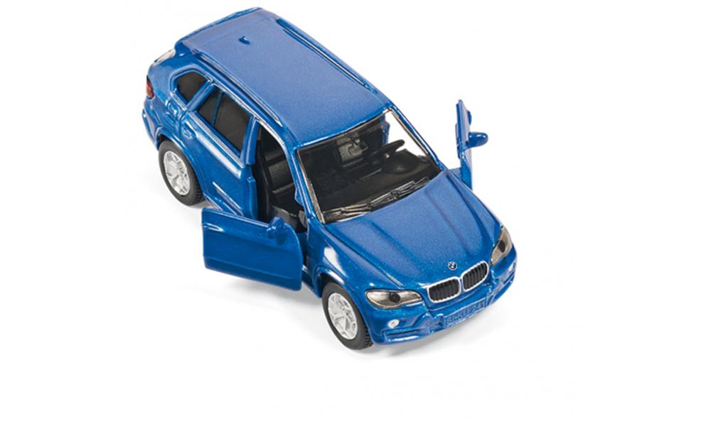 Модель автомобиля BMW с прицепом и мотоциклом  